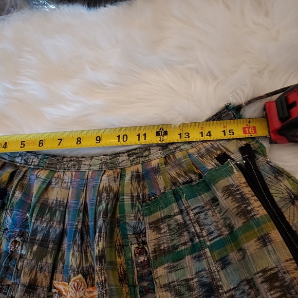 Ladies Designer Apron with Embroidered Detail: Scallop Edging: Zip Pockets. - Picture 13 of 16